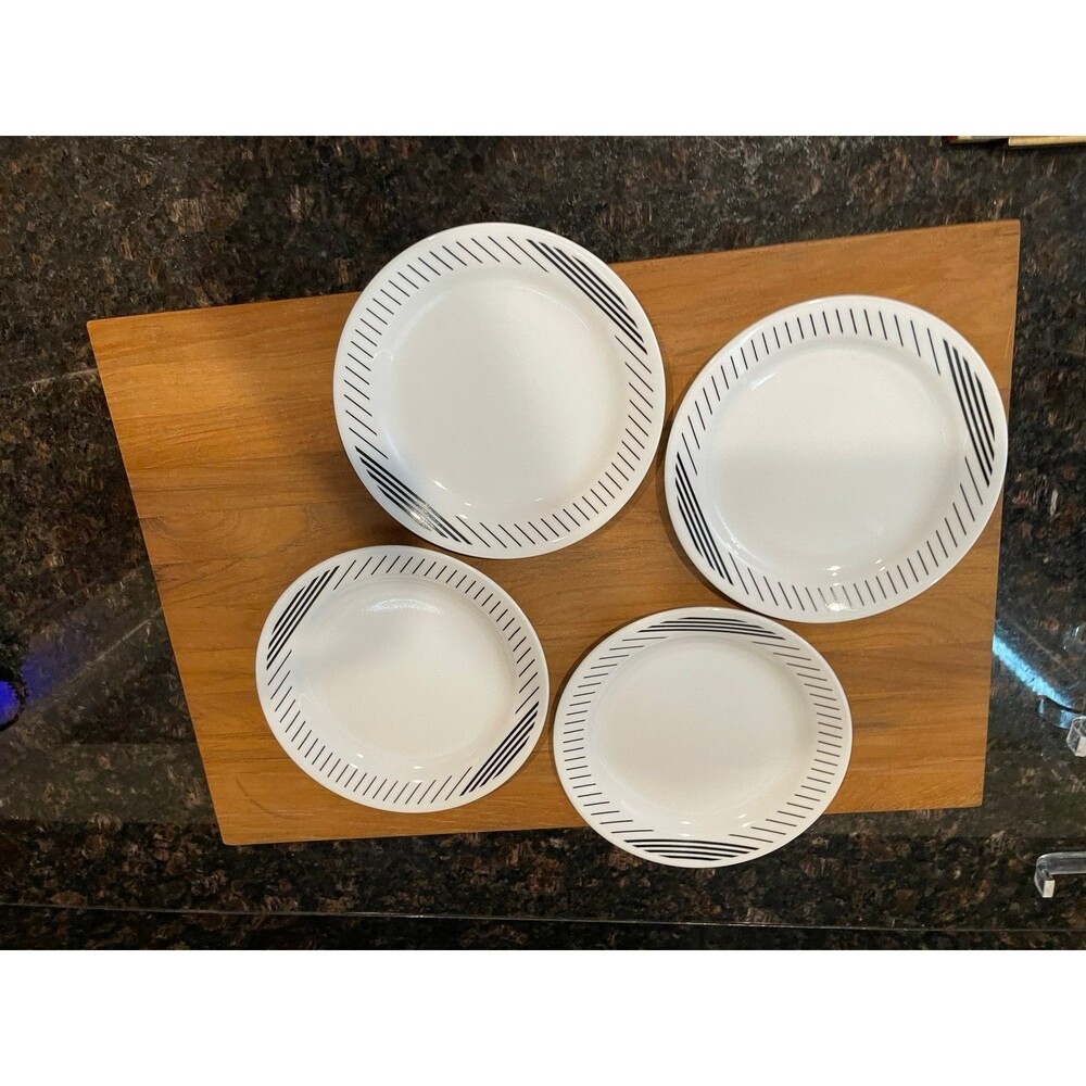 4 Corelle Lineage salad plates - Picture 3 of 4
